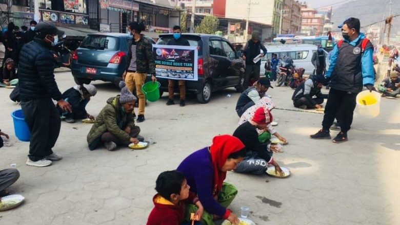 द डबल दोर्जे टिमद्वारा खाना वितरण अभियानमा लागेको जय महांकाल युवा समुहलाई  सहयोग