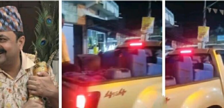 कृष्णानगर बजार सरसफाइमा अध्यक्ष रितेश शर्मा द्वारा व्यापारीलाई डस्टबीन उपहार 