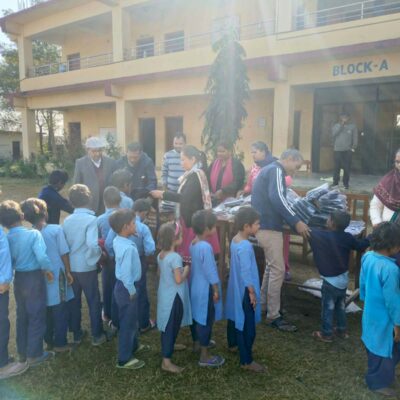 प्रधानाध्यापक चौधरीका छोरा गौरवले गरे विद्यार्थी लाई स्विटर वितरण